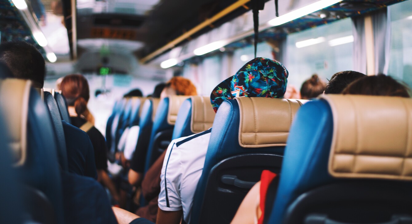 Voyage scolaire en bus : le guide complet pour une organisation réussie, sécurisée et enrichissante